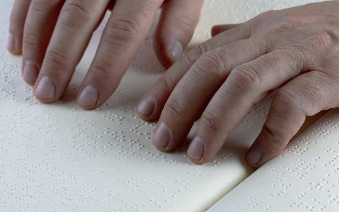 Ruce, které čtou Braillovo bodové písmo