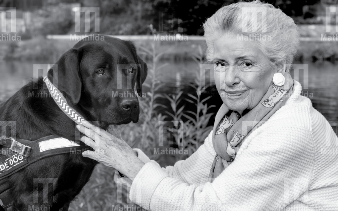 Na fotografii je hraběnka Mathilda s černým labradorem