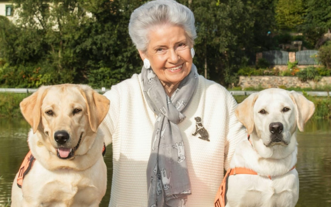 Na fotografii je hraběnka Mathilda s dvěma vodicími psy