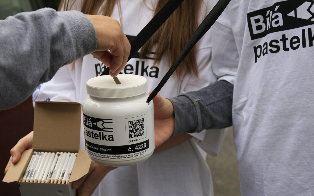 Bílá pastelka opět vyráží do ulic